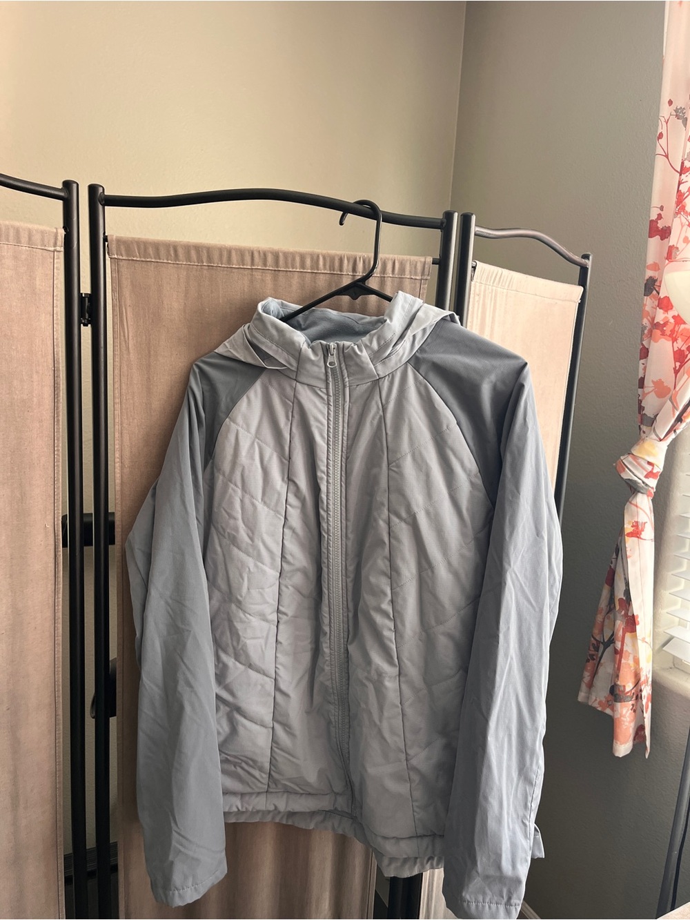 Women's Light Gray Hooded Puffer Jacket